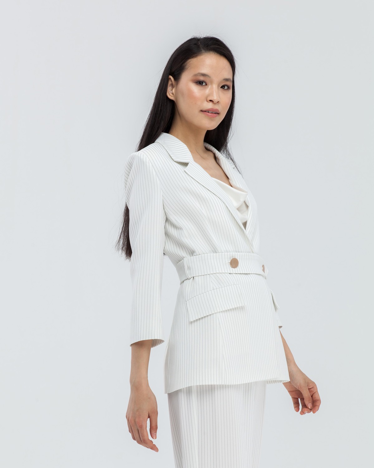 Жакет JA016, цвет: белый в черную полоску Allweneed Слегка приталенный однобортный жакетс застёжкой на одну пуговицу,дополнен поясом в тон. Особенность данной модели - рукав три четверти, облегченный вариант для жаркого лета.
На модели размер XS