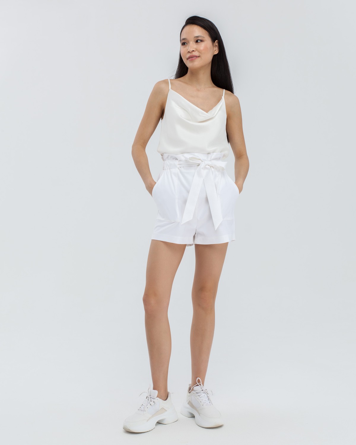 Шорты SHO002, цвет: белый Allweneed Шорты с накладными карманами, резинкой,завязками на талии и поясом в тон изделия. Сочетайте с жакетом от комплекта, чтобы создать стильный look для отпуска.
На модели размер XS