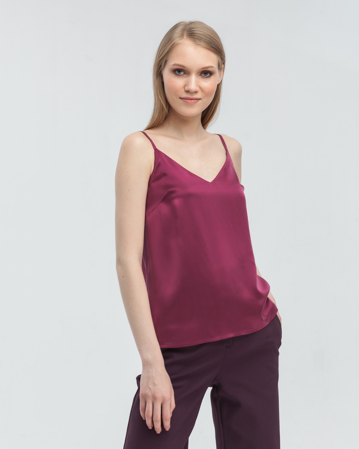 Двухслойный шелковый топ в бельевом стиле с V образным вырезом незаменимая база. Надевайте его подо все под жакет, под свитер, под кардиган, или носите поверх футболки. Наш совет купите топ в нескольких цветах, сочетающихся с вашим любимым брючным костюмом, чтобы создавать больше образов под настроение.

На модели размер XS
