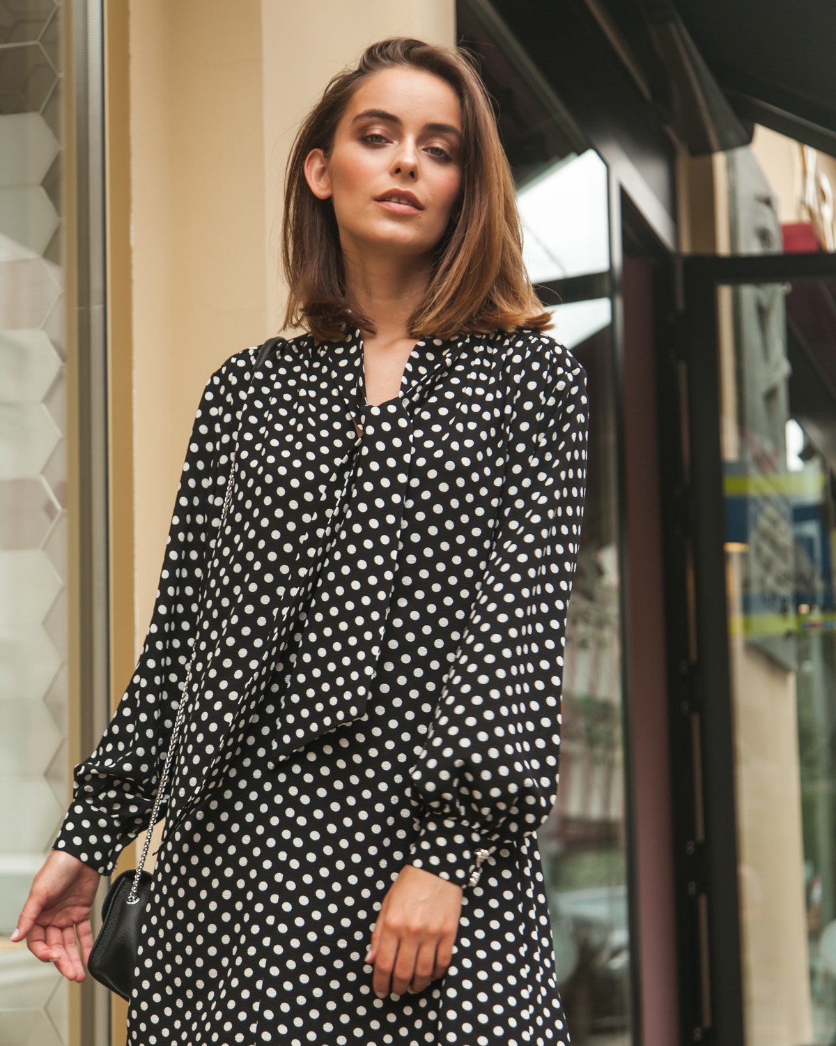 Ненавязчивая цитата из стиля 80-х - платье свободного силуэта с крупным бантом. Выполненная из вискозного шелка и крепа, данная модель подойдет для создания как дневных, так и вечерних аутфитов. Носите его свободным в расслабленном стиле, либо, дополнив ремнем, для создания более восьмидесятнического образа.