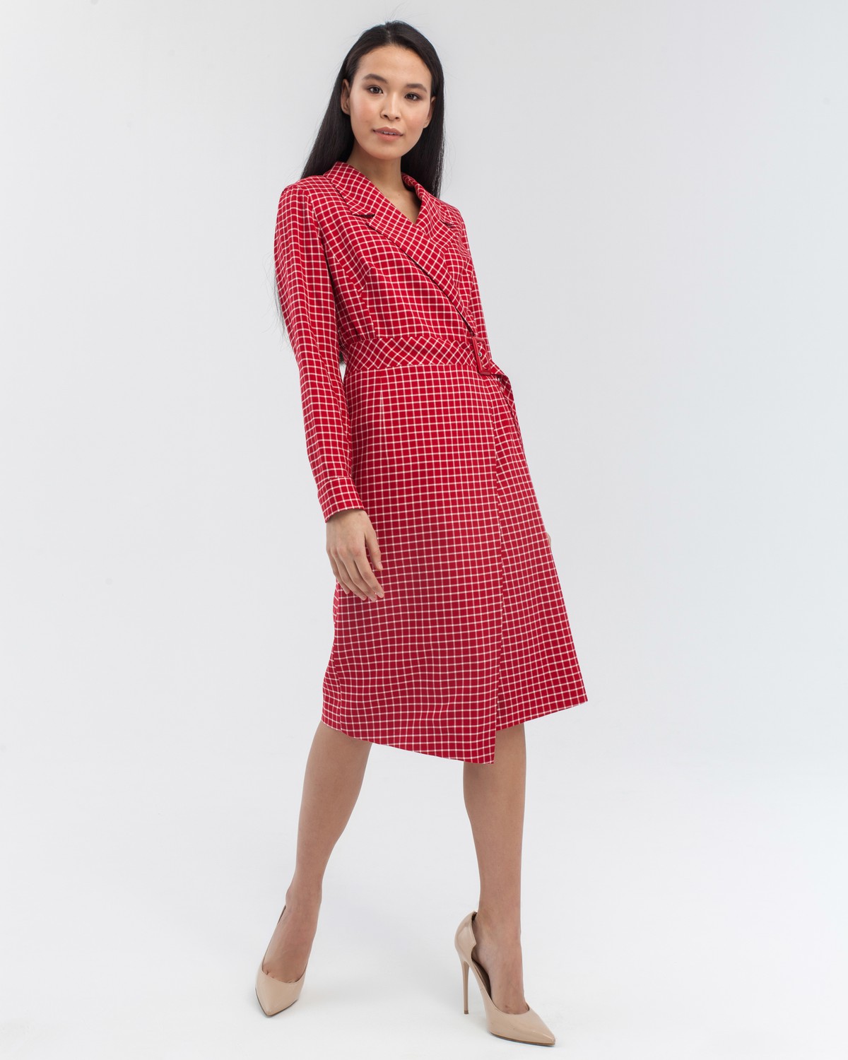 Платье DR043, цвет: красный в белую клетку Allweneed Платье с английским воротником на запах. Дополнено длинным поясом с пряжкой в тон изделия и застежкойна потайную пуговицу. Диагональные линии, которые создает запах, формируют силуэт песочные часы и подчеркивает талию.