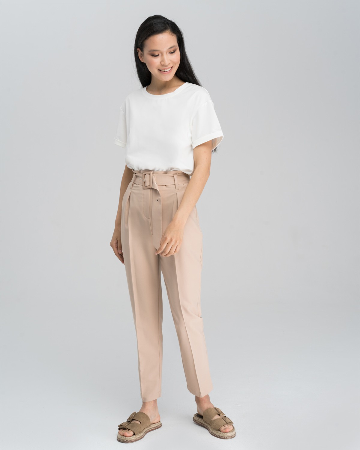 Зауженные брюки на высокой талии дополнены поясом в тон изделия.Сочетайте с однотонным жакетом из комплекта для создания изысканного, делового или вечернего образа.

На модели размер XS