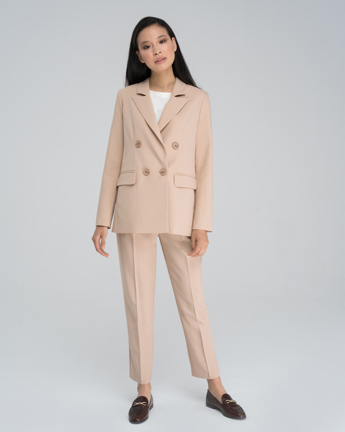 Двубортный жакет свободного кроя с обтяжными пуговицами и клапанами на карманах. Сочетайте с брюками в тон для создания изысканного, делового или вечернего образа.

На модели размер XS