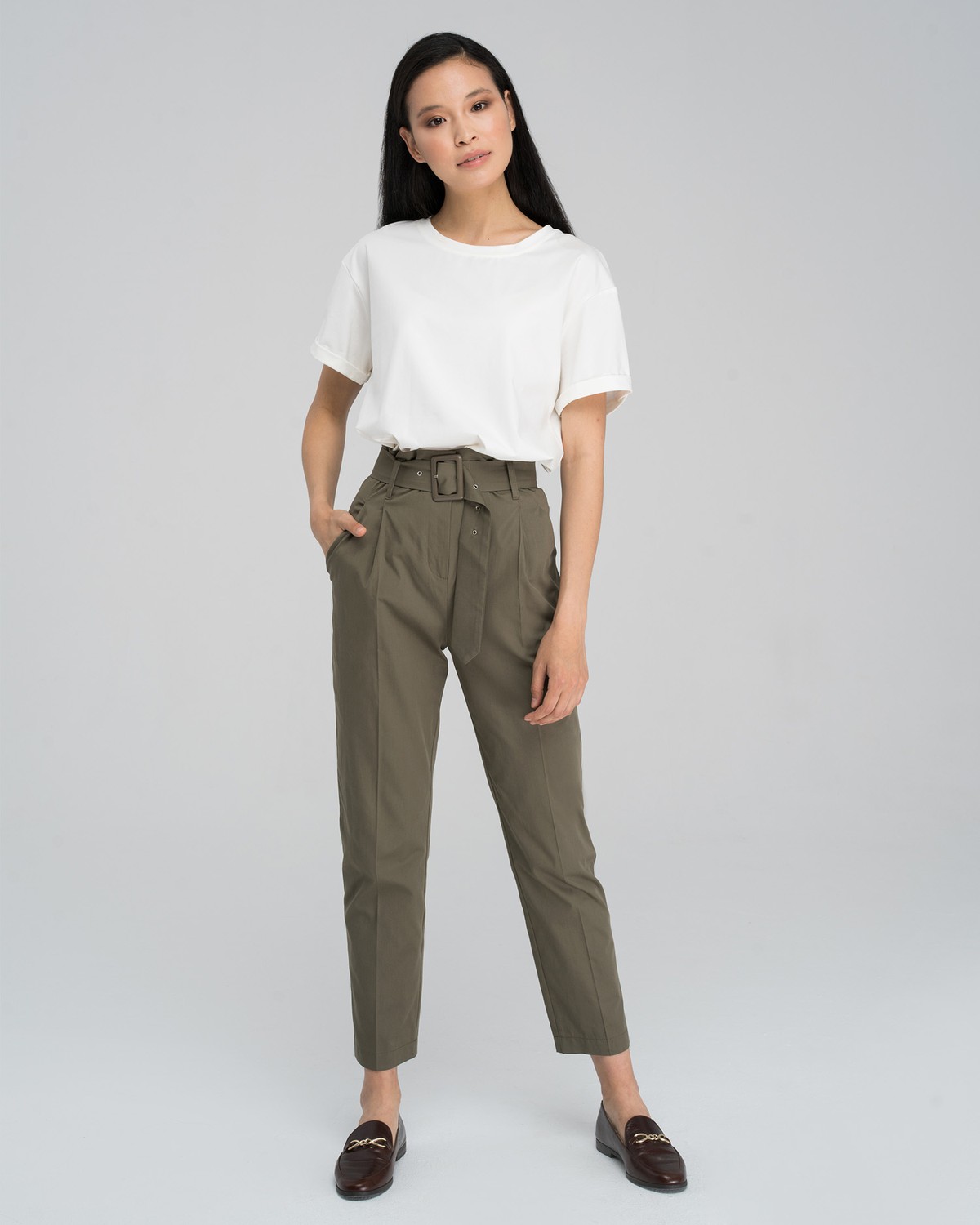 Брюки на высокой талии с поясом, цвет: хаки Allweneed Зауженные брюки на высокой талии дополнены поясом в тон изделия.Сочетайте с однотонным жакетом из комплекта для создания изысканного, делового или вечернего образа.
На модели размер XS