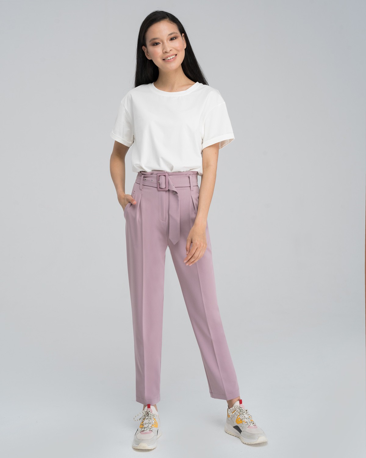 Зауженные брюки на высокой талии дополнены поясом в тон изделия.Сочетайте с однотонным жакетом из комплекта для создания изысканного, делового или вечернего образа.

На модели размер XS