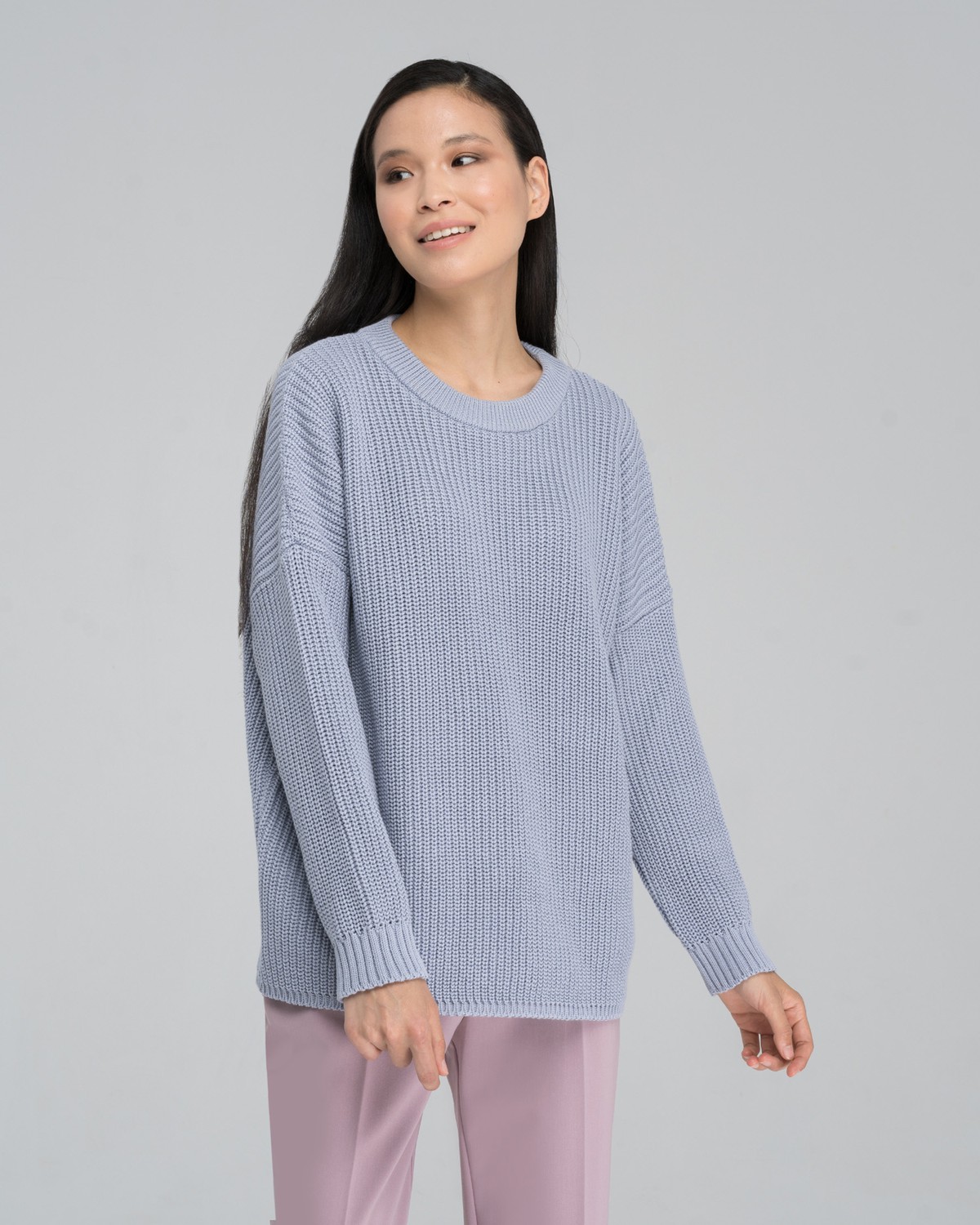 Хлопковый свитер крупной вязки с круглым вырезом.Cвитероверсайзпозволяет создать множество образов, которыеподчеркнут девичью хрупкость. В нем удобно и уютно,его обладательница будет выглядеть как никогда женственно и изящно.