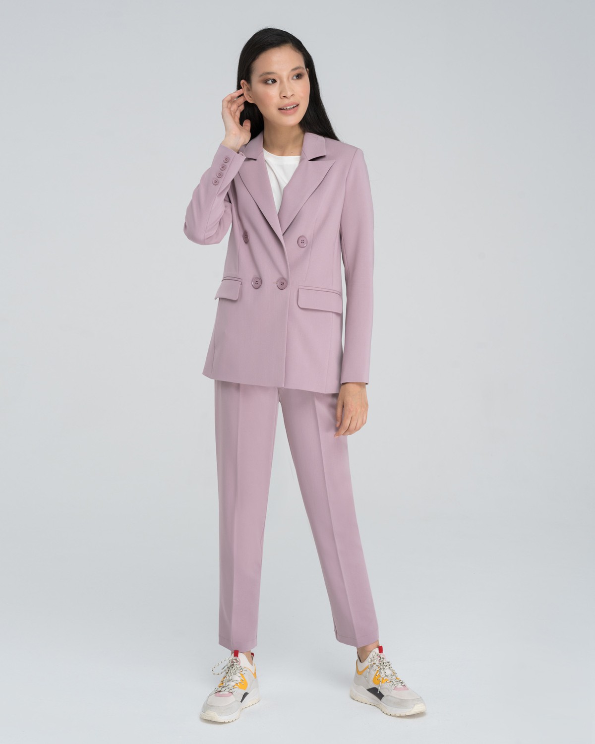 Двубортный жакет свободного кроя с обтяжными пуговицами и клапанами на карманах. Сочетайте с брюками в тон для создания изысканного, делового или вечернего образа.

На модели размер XS