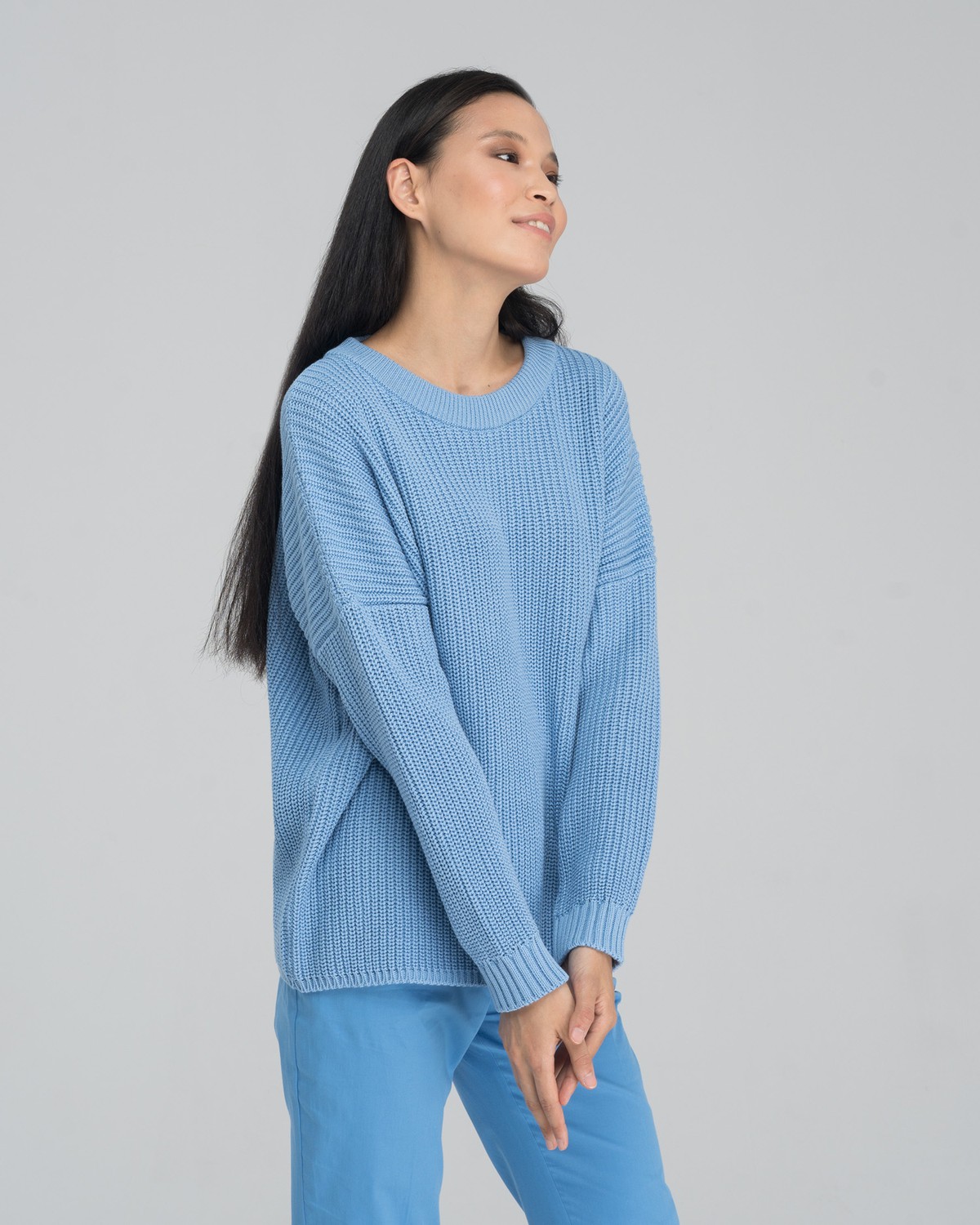 Свитер OVERSIZE SW001-1, цвет: голубой Allweneed Хлопковый свитер крупной вязки с круглым вырезом.Cвитероверсайзпозволяет создать множество образов, которыеподчеркнут девичью хрупкость. В нем удобно и уютно,его обладательница будет выглядеть как никогда женственно и изящно.