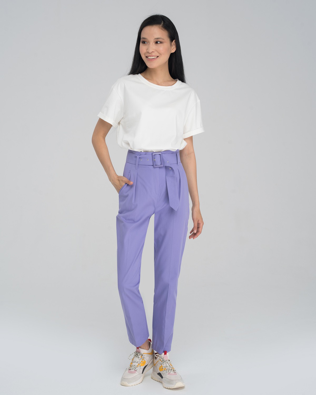 Зауженные брюки на высокой талии дополнены поясом в тон изделия.Сочетайте с однотонным жакетом из комплекта для создания изысканного, делового или вечернего образа.

На модели размер XS