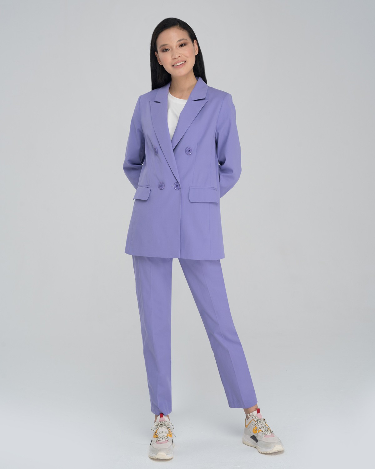 Жакет JA007, цвет: лаванда Allweneed Двубортный жакет свободного кроя с обтяжными пуговицами и клапанами на карманах. Сочетайте с брюками в тон для создания изысканного, делового или вечернего образа.
На модели размер XS