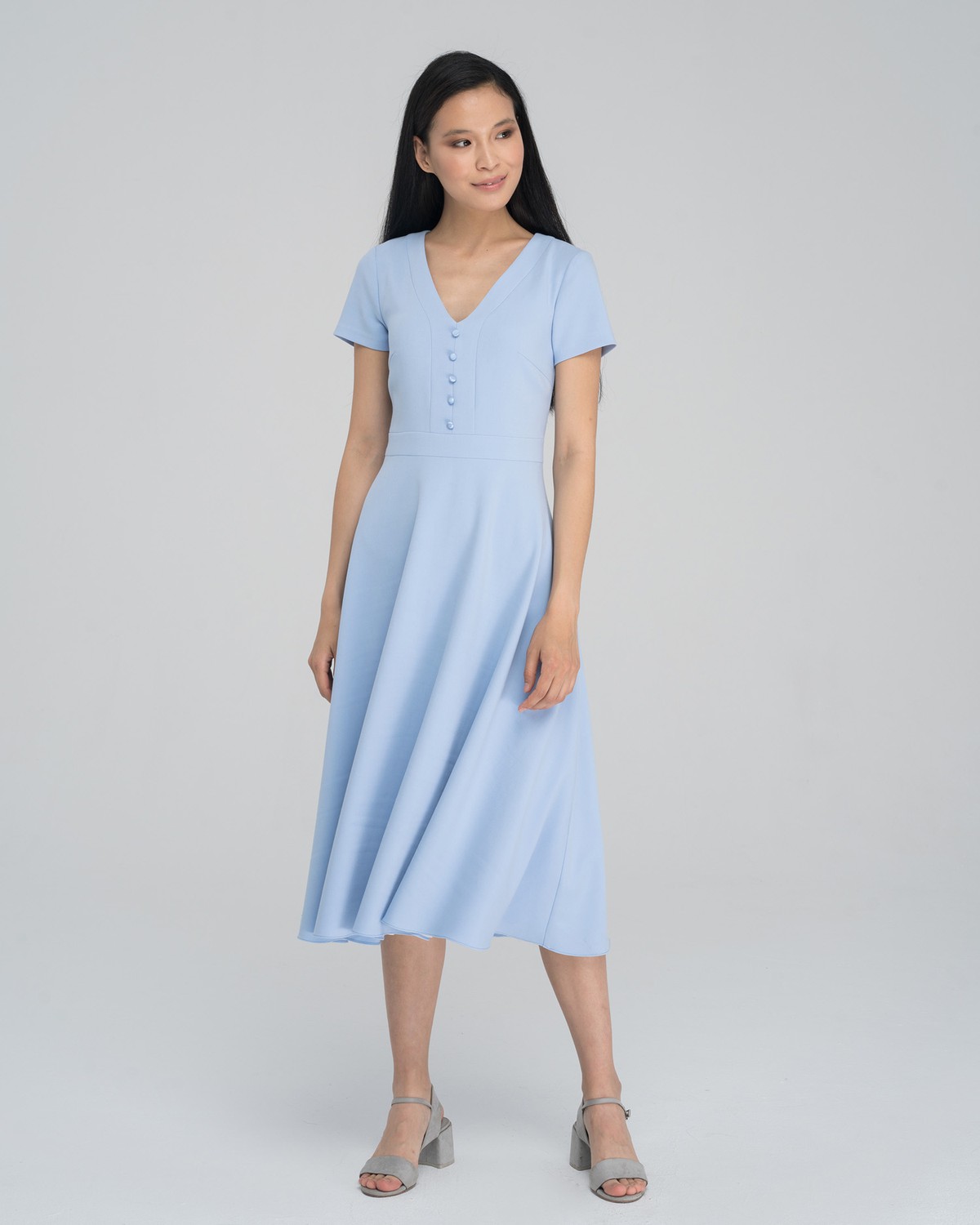 Платье DR055, цвет: голубой Allweneed Платье А-силуэта с V-образным вырезом дополнено декоративными пуговицами в тон изделия. Нежный, женственный вариант на каждый день.
На модели размер XS