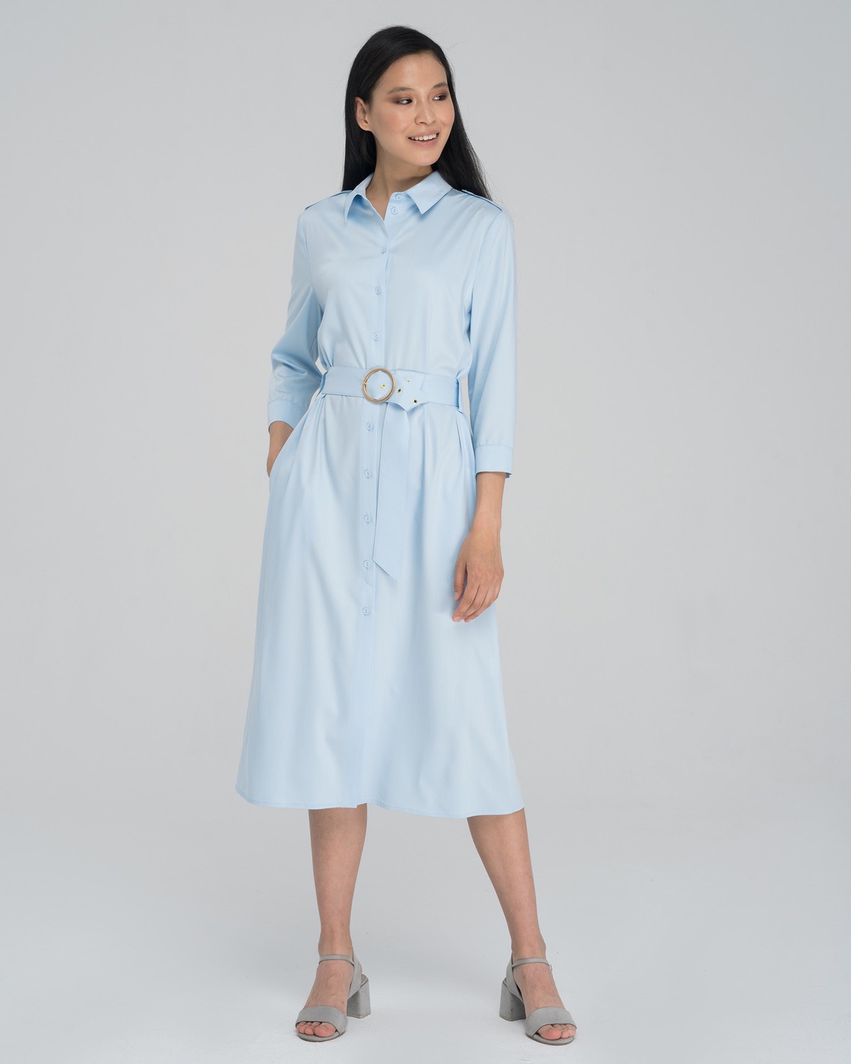 Платье-рубашка длины миди с застежкой на пуговицы и рукавом 3/4. Дополнено поясом в тон изделия с золотой матовой пряжкой. Это платье по-настоящему многофункциональное, потому что его можно носить не только как платье, но и как накидку.

На модели размер XS