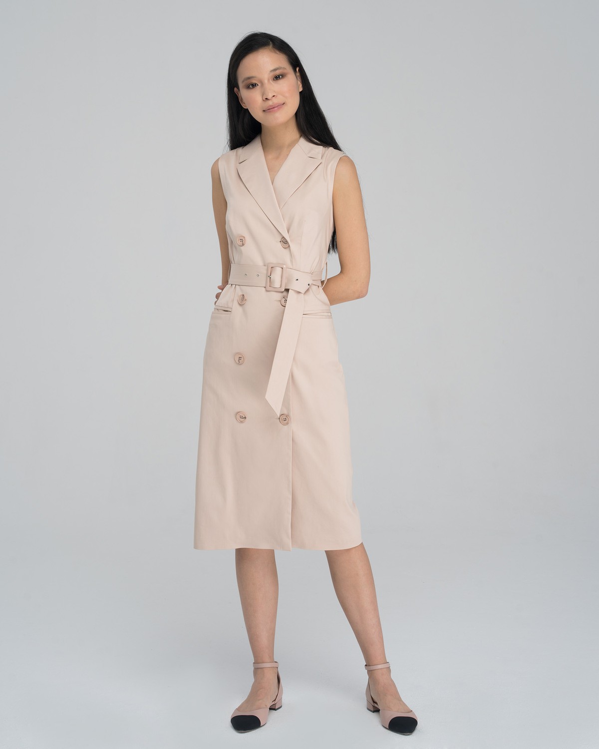 Двубортное платье-жакет длины миди без рукавов с посадкой по фигуре. Дополнено поясом в тон с пряжкой в тон и клапанами на карманах. С ним Вы можете собрать элегантый, вечерный или деловыйобраз.

На модели размер XS