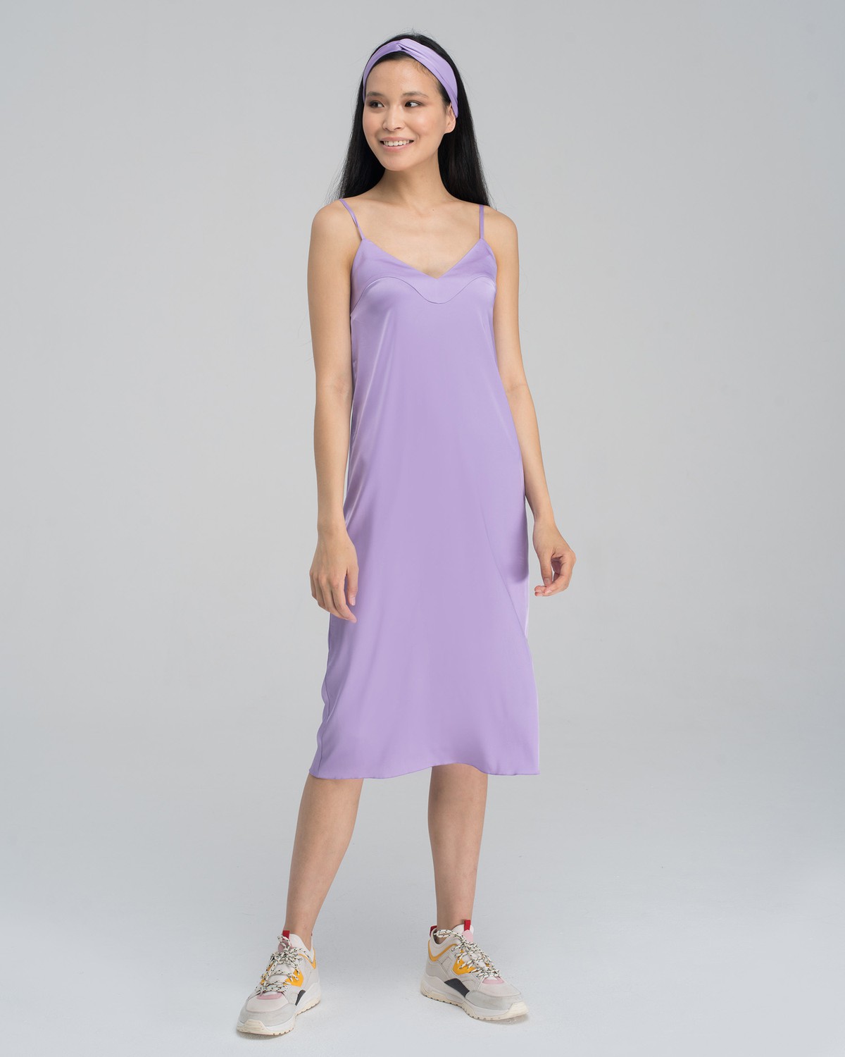 Платье-комбинация из вискозного шелка в бельевом стиле на подкладке. Дополнено повязкой на голову в тон изделия. Платье универсально за счет базового и минималистичного кроя-с ним можно создать бесконечное количество стильных образов: носите платье с жакетом в офис, с рубашкой на прогулку и с объемным свитером на одно плечо на свидание.