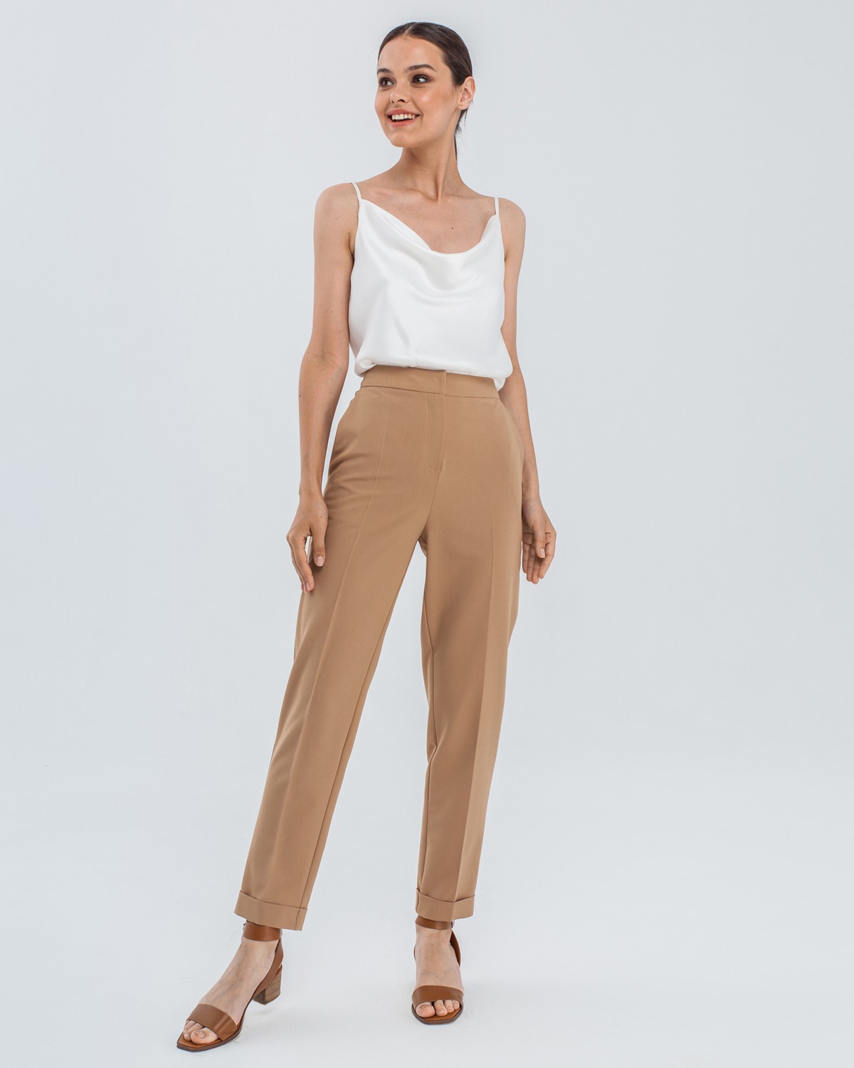 Брюки с отворотами на высокой талии слегка зауженные к низу. Дополнены проглаженной стрелкой. В сочетании с жакетом в тон создадут образ, который добавит Вам уверенности в себе.

На модели размер XS