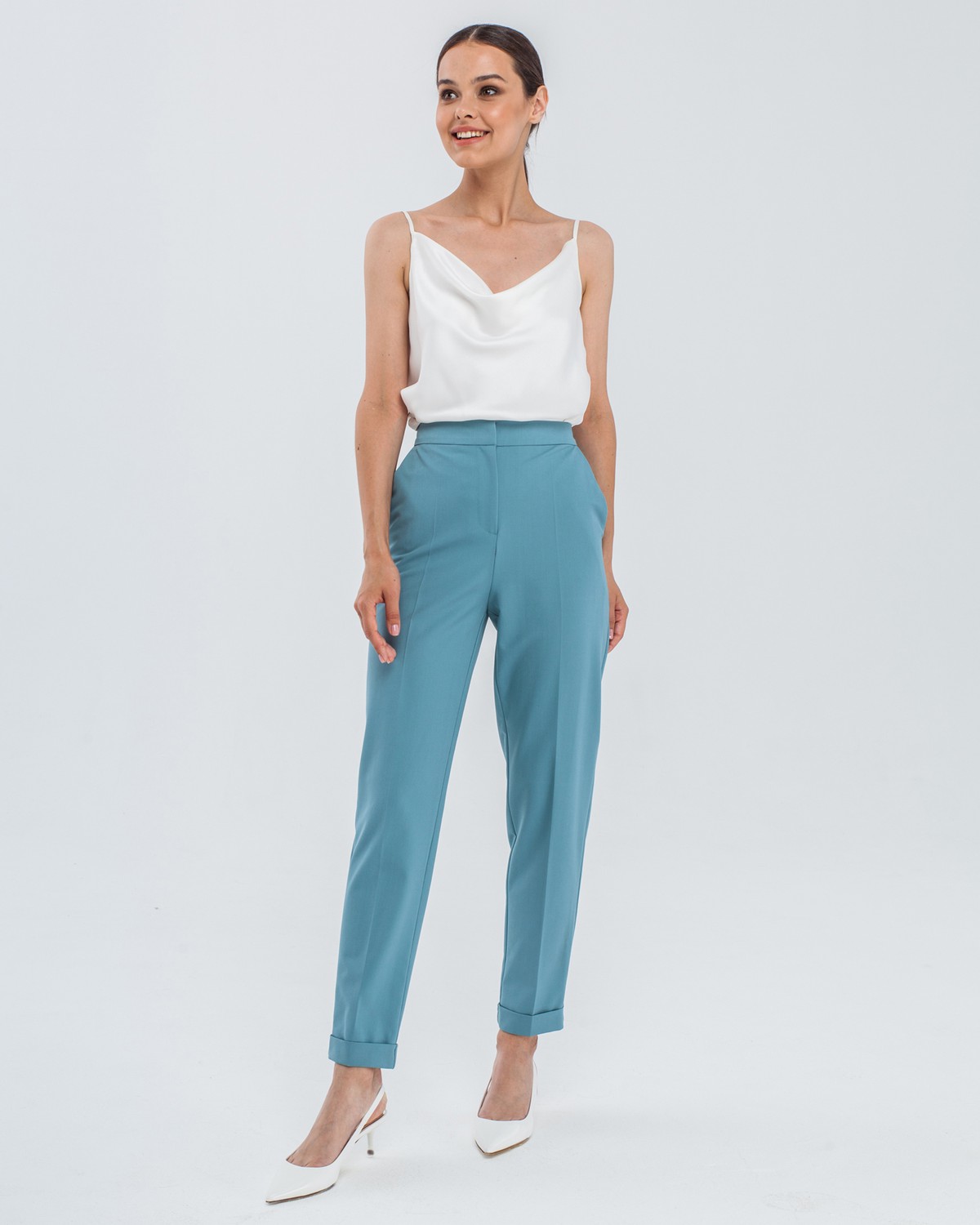 Брюки PA020, цвет: зеленый Allweneed Брюки с отворотами на высокой талии слегка зауженные к низу. Дополнены проглаженной стрелкой. В сочетании с жакетом в тон создадут образ, который добавит Вам уверенности в себе.
На модели размер XS