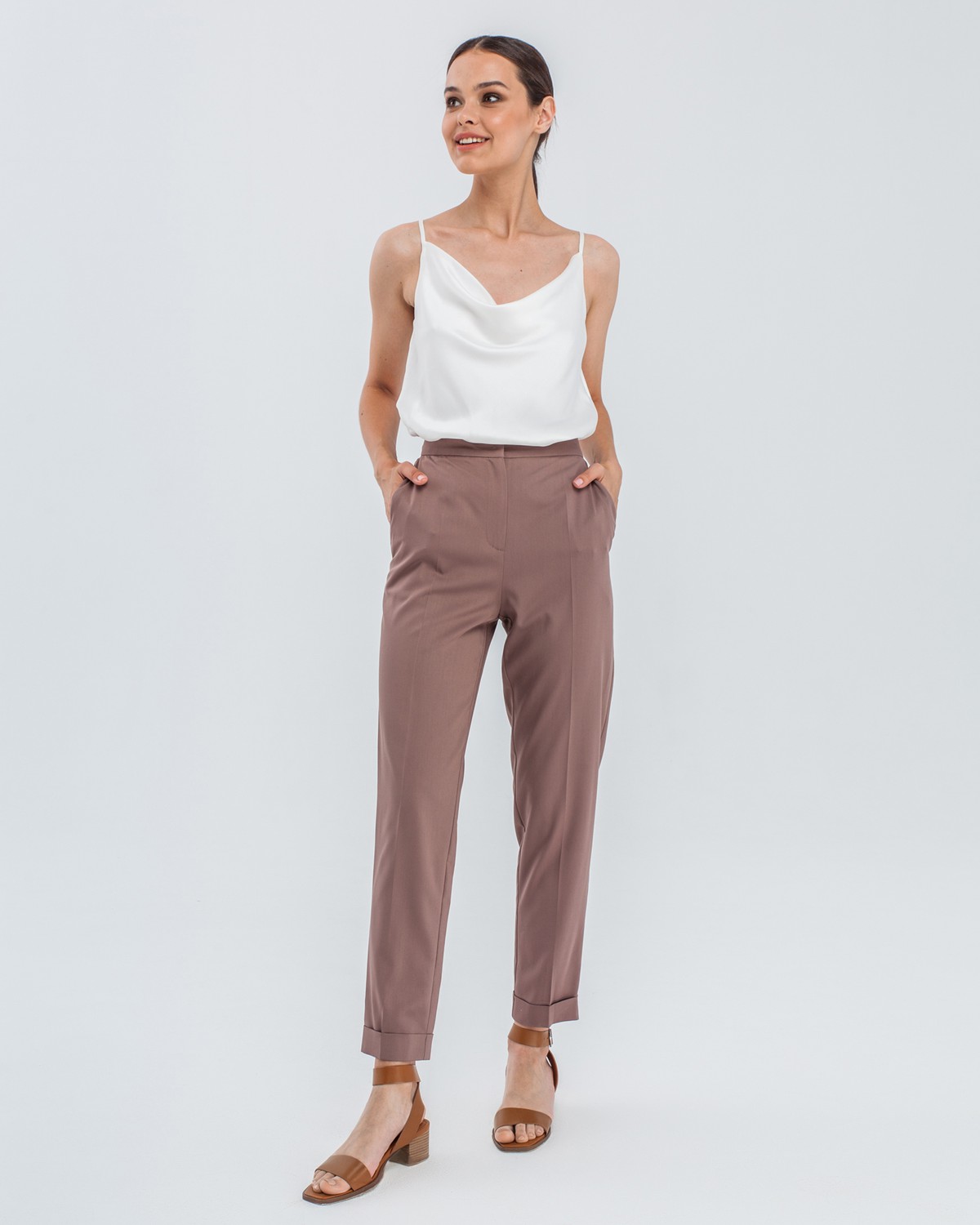 Брюки с отворотами на высокой талии слегка зауженные к низу. Дополнены проглаженной стрелкой. В сочетании с жакетом в тон создадут образ, который добавит Вам уверенности в себе.

На модели размер XS