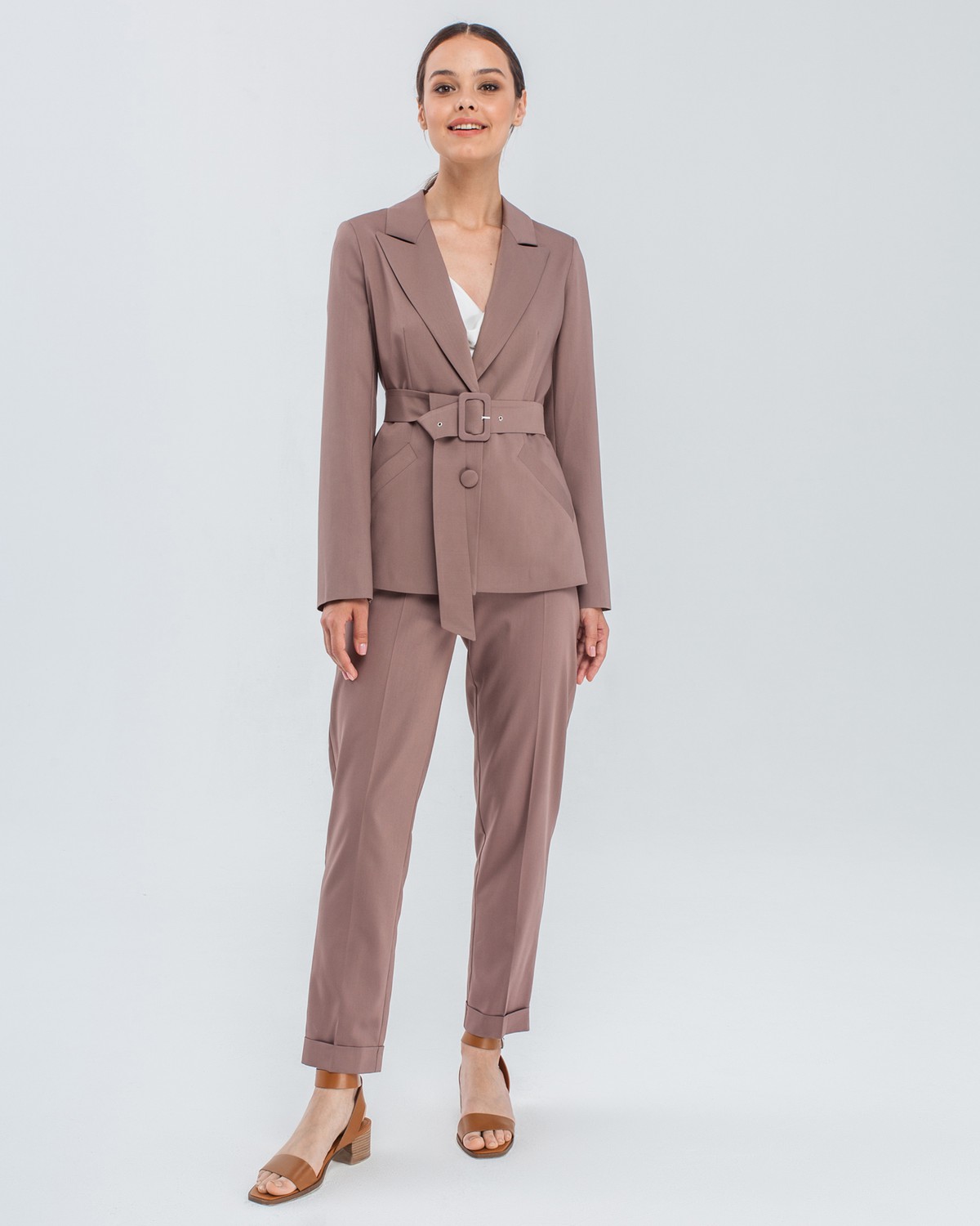 Жакет однобортный с поясом, цвет: какао Allweneed Слегка приталенный однобортный жакет с застежкой на две пуговицы и клапанами на карманах. Дополнен широким поясом с обтяжной пряжкой в тон изделия и обтяжными пуговицами. Широкий пояс подчеркнет тонкую талию и сформирует силуэт песочные часы