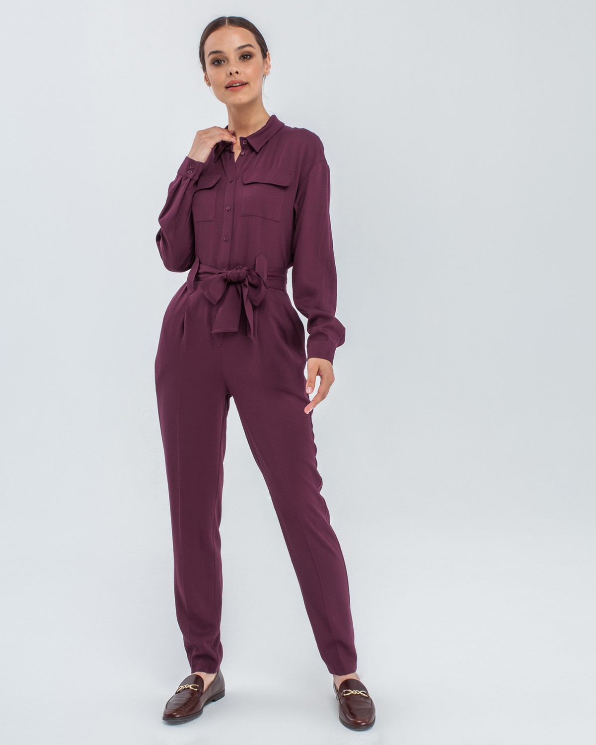 Комбинезон с длинным рукавом в стиле сафари из струящейся вискозы. Дополнен накладными карманами, пуговицами в тон, широким поясом и широкими шлевками. Комбинезон избавит Вас от вопроса: что надеть?. Он прекрасно сочетается с любой обувью, а также его можно дополнить Вашим любимым жакетом.

На модели размер XS