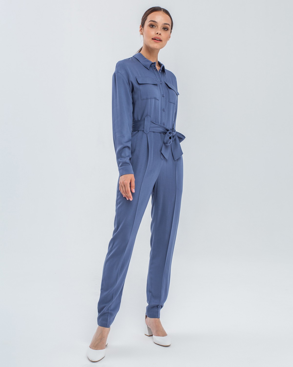 Комбинезон с длинным рукавом, цвет: серо-синий Allweneed Комбинезон с длинным рукавом в стиле сафари из струящейся вискозы. Дополнен накладными карманами, пуговицами в тон, широким поясом и широкими шлевками. Комбинезон избавит Вас от вопроса: что надеть?. Он прекрасно сочетается с любой обувью, а также его можно дополнить Вашим любимым жакетом.
На модели размер XS