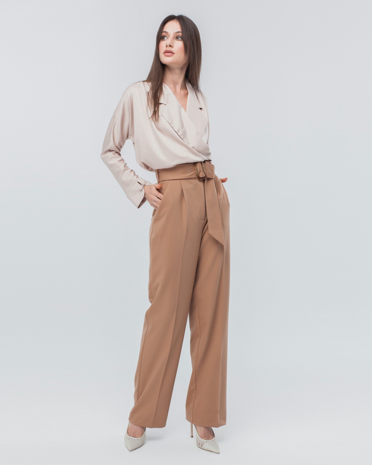 Брюки широкие прямые, цвет: кэмел Allweneed Широкие прямые брюки из плотной вискозы с посадкой на талии. Дополнены длинным поясом в тон изделия с обтяжной пряжкой. Свободный крой и структурированный силуэт позволяет создавать не только деловые, но и расслабленные повседневные образы. Брюки универсальной длины, поэтому легко сочетаются как с плоским ходом, так и с обувью на каблуках.
На модели размер XS
