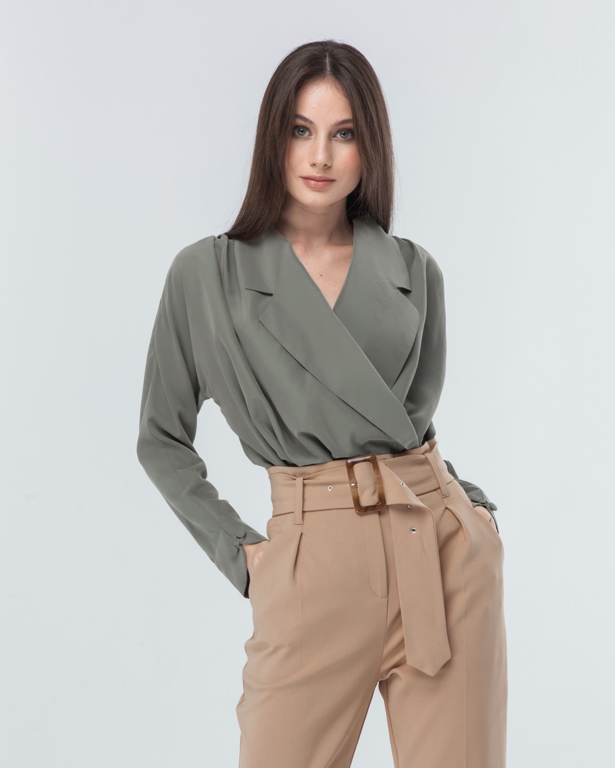 Объемная блуза с английским воротником и драпировкой на плечах из шелковистой вискозы. Сочетайте блузу с вещами с высокой посадкой для создания стильных деловых и вечерних образов.

На модели размер XS