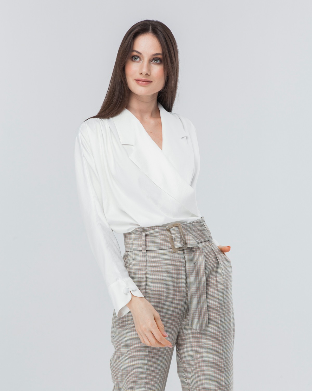 Объемная блуза с английским воротником и драпировкой на плечах из шелковистой вискозы. Сочетайте блузу с вещами с высокой посадкой для создания стильных деловых и вечерних образов.

На модели размер XS