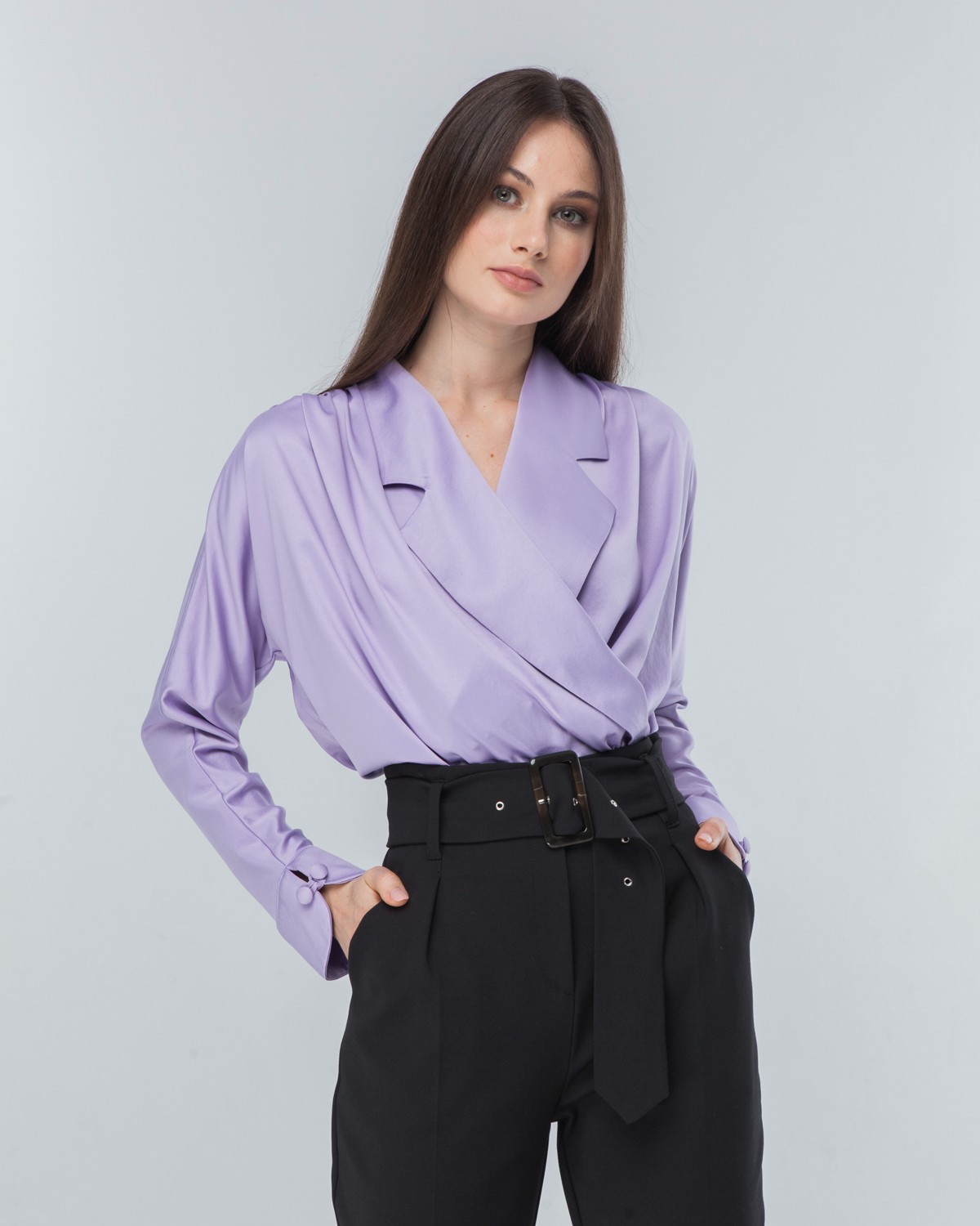 Блуза на запах, цвет: лаванда Allweneed Объемная блуза с английским воротником и драпировкой на плечах из шелковистой вискозы. Сочетайте блузу с вещами с высокой посадкой для создания стильных деловых и вечерних образов.
На модели размер XS