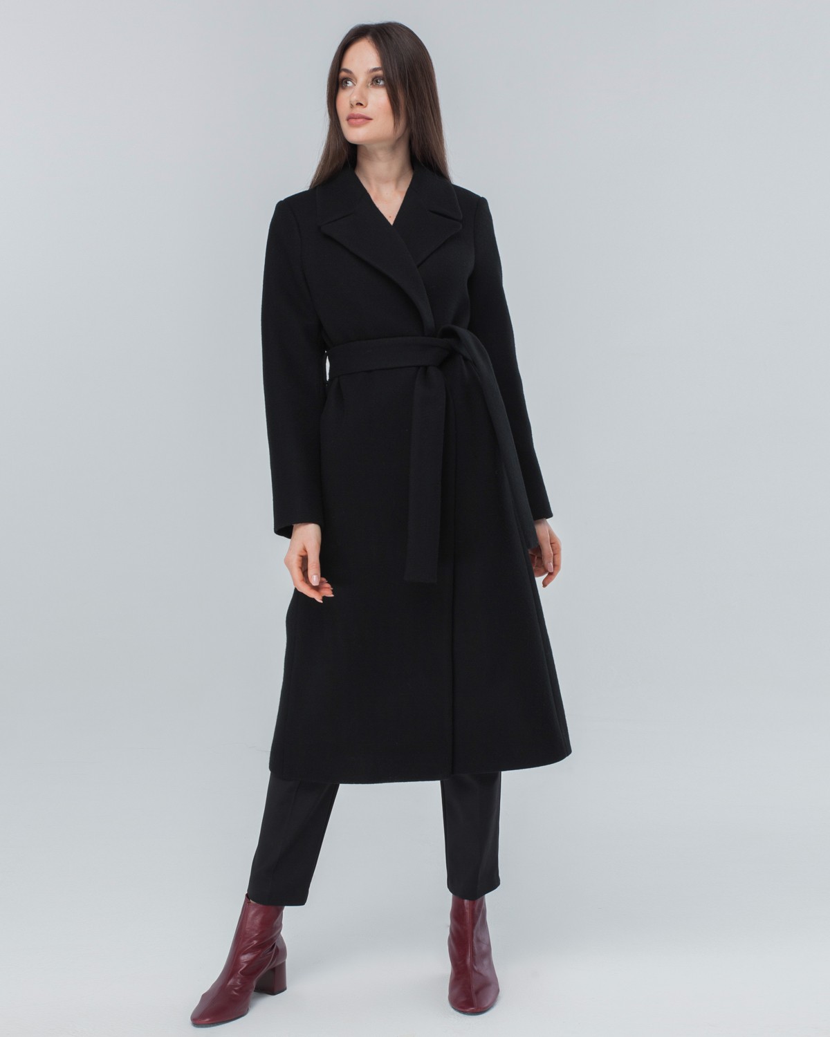 Пальто из плотной шерсти на подкладе. Модель прямого силуэта с английским воротником, классической линией плеча. Дополнено двумя вместительными втачными карманами и поясом из основного материала.
Женственный силуэт пальто и пояс, подчеркивающий талию, делает эту модель идеальным вариантом для любителей классики.

На модели размер XS