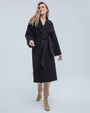 Пальто-халат Flora с рукавом реглан, цвет: Черный Allweneed Пальто-халат длины миди с клапанами на карманах, рукавом реглан. Дополнено декоративными отстрочками и воротником-стойка с фигурным вырезом. Данная модель красиво подчеркивает женственные формы за счет пояса.
На модели размер XS