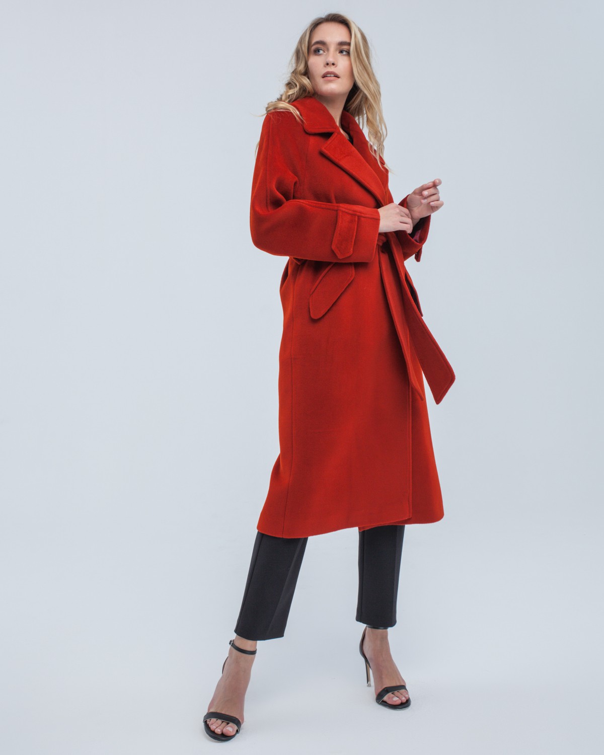 Пальто-халат Flora с рукавом реглан, цвет: терракотовый Allweneed Пальто-халат длины миди с клапанами на карманах, рукавом реглан. Дополнено декоративными отстрочками и воротником-стойка с фигурным вырезом. Данная модель красиво подчеркивает женственные формы за счет пояса.
На модели размер XS