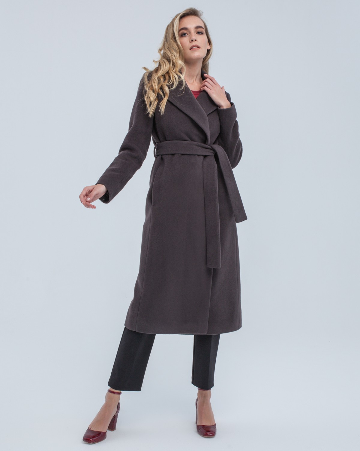 Пальто из плотной шерсти на подкладе. Модель прямого силуэта с английским воротником, классической линией плеча. Дополнено двумя вместительными втачными карманами и поясом из основного материала.
Женственный силуэт пальто и пояс, подчеркивающий талию, делает эту модель идеальным вариантом для любителей классики.

На модели размер XS