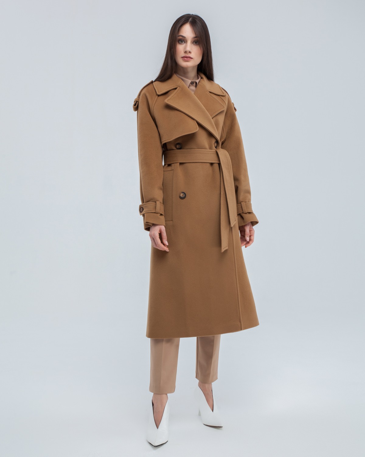 Двубортное пальто-тренч свободного кроя с застежкой на пуговицы. Дополнено поясом, пряжкой на манжетах и погонами в тон изделия. Модный силуэт oversize позволяет создавать дерзкие образы в стиле 80-х гг.

На модели размер XS