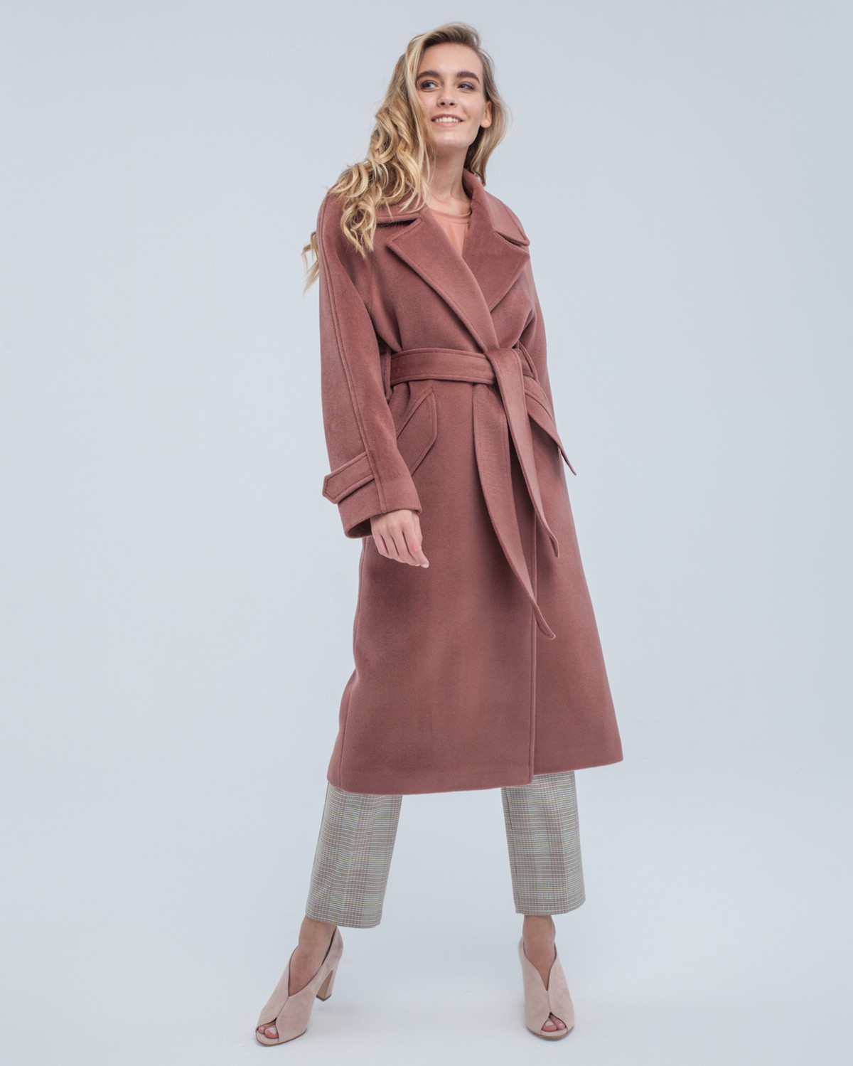 Пальто-халат Flora с рукавом реглан, цвет: пыльно-терракотовый Allweneed Пальто-халат длины миди с клапанами на карманах, рукавом реглан. Дополнено декоративными отстрочками и воротником-стойка с фигурным вырезом. Данная модель красиво подчеркивает женственные формы за счет пояса.
На модели размер XS