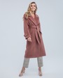 Пальто-халат Flora с рукавом реглан, цвет: пыльно-терракотовый Allweneed Пальто-халат длины миди с клапанами на карманах, рукавом реглан. Дополнено декоративными отстрочками и воротником-стойка с фигурным вырезом. Данная модель красиво подчеркивает женственные формы за счет пояса.
На модели размер XS
