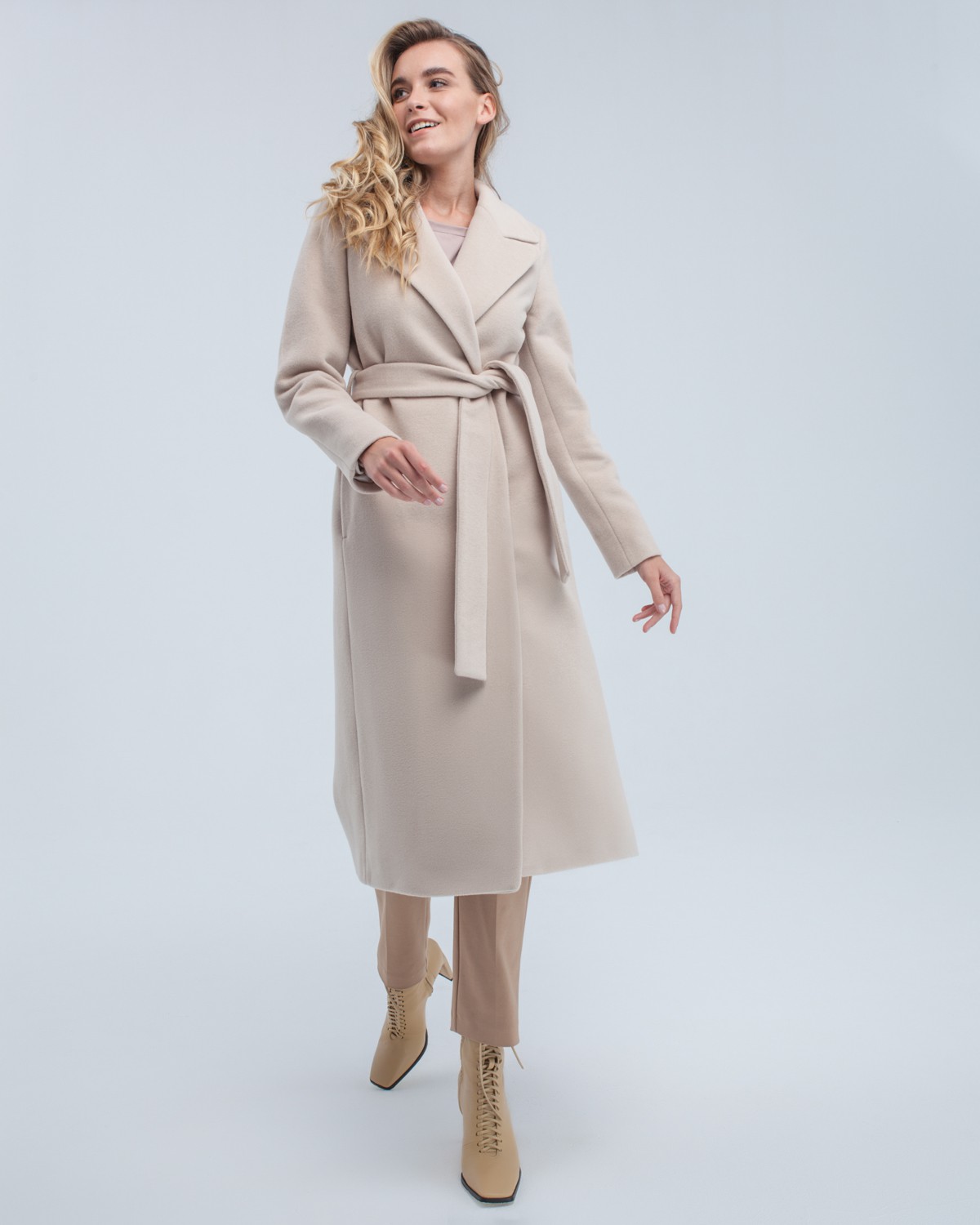 Пальто из плотной шерсти на подкладе. Модель прямого силуэта с английским воротником, классической линией плеча. Дополнено двумя вместительными втачными карманами и поясом из основного материала.
Женственный силуэт пальто и пояс, подчеркивающий талию, делает эту модель идеальным вариантом для любителей классики.

На модели размер XS