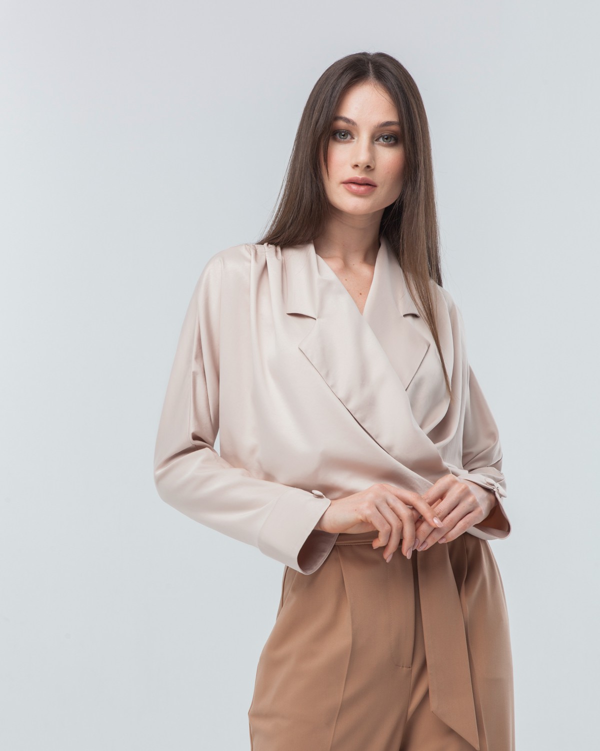 Объемная блуза с английским воротником и драпировкой на плечах из шелковистой вискозы. Сочетайте блузу с вещами с высокой посадкой для создания стильных деловых и вечерних образов.

На модели размер XS