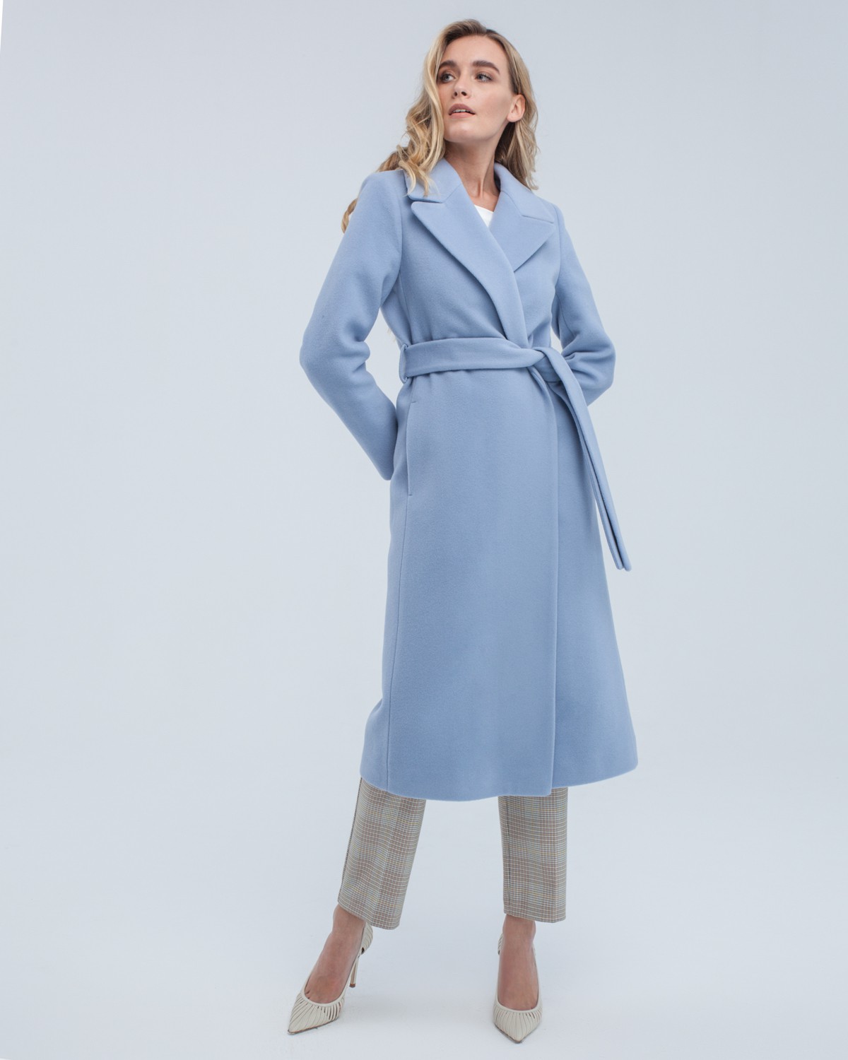 Пальто из плотной шерсти на подкладе. Модель прямого силуэта с английским воротником, классической линией плеча. Дополнено двумя вместительными втачными карманами и поясом из основного материала.
Женственный силуэт пальто и пояс, подчеркивающий талию, делает эту модель идеальным вариантом для любителей классики.

На модели размер XS