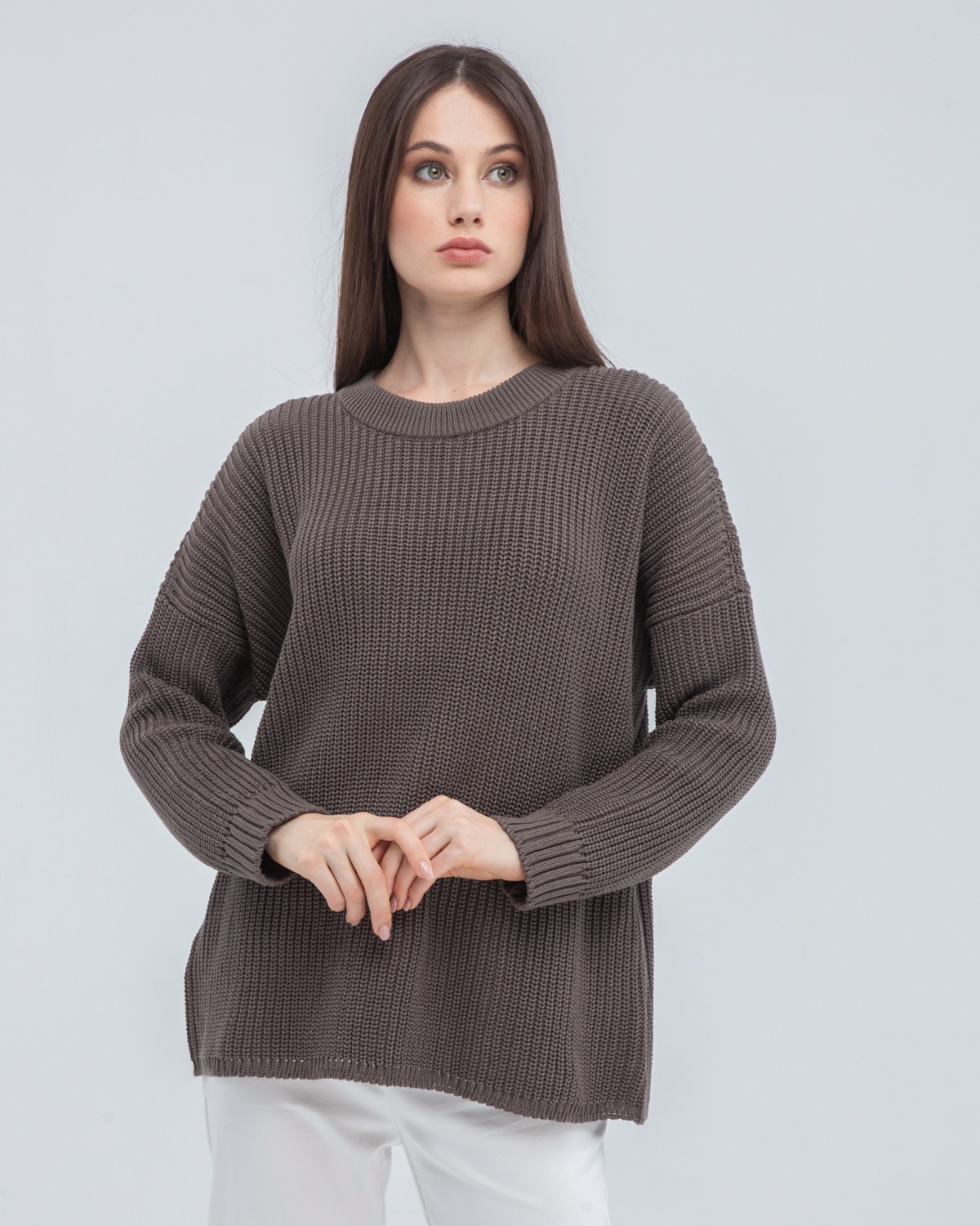 Хлопковый свитер крупной вязки с круглым вырезом. В нем удобно и уютно, его обладательница будет выглядеть как никогда женственно и изящно. Нежный хлопок дышит и позволяет поддерживать оптимальный температурный режим.