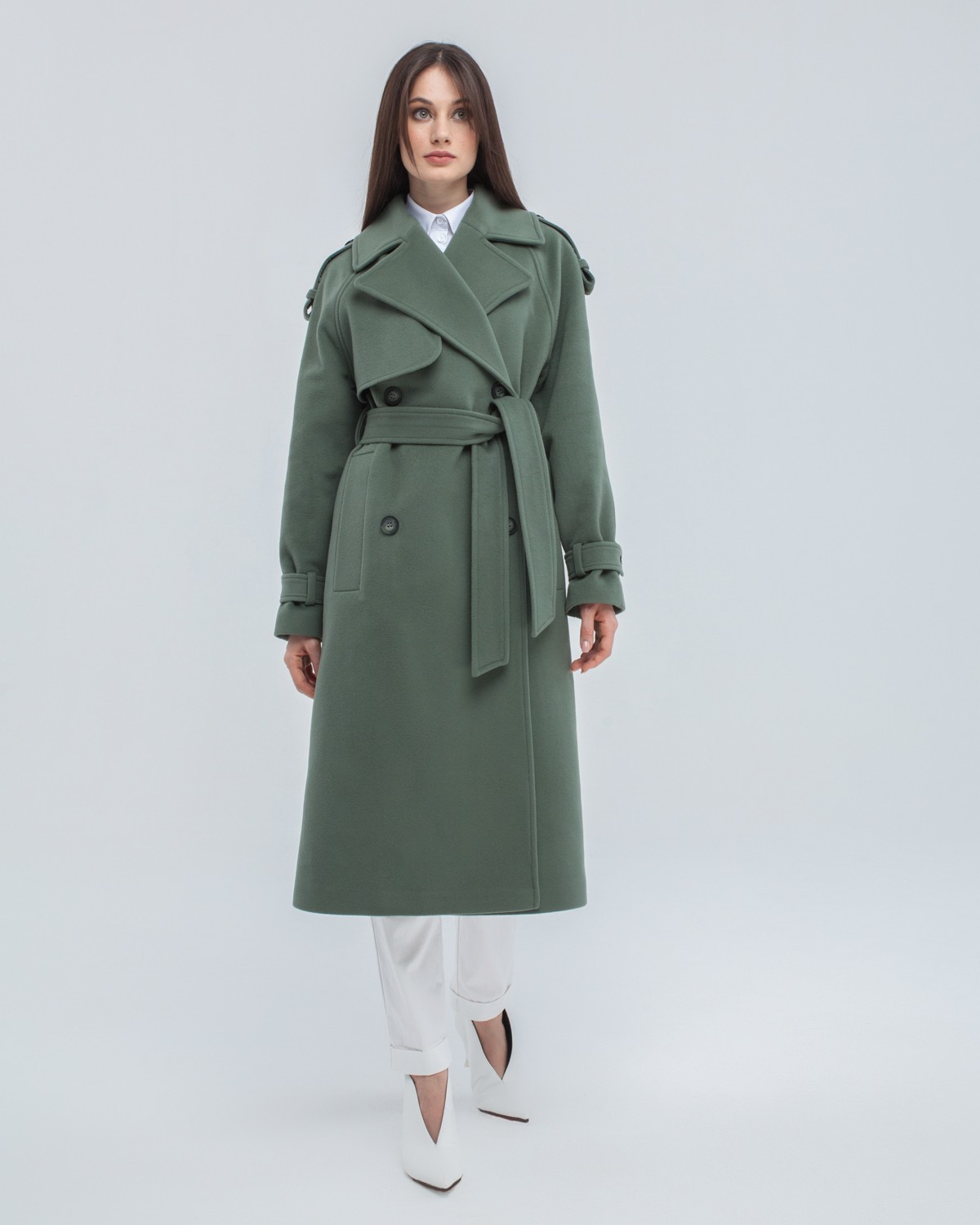 Двубортное пальто-тренч свободного кроя с застежкой на пуговицы. Дополнено поясом, пряжкой на манжетах и погонами в тон изделия. Модный силуэт oversize позволяет создавать дерзкие образы в стиле 80-х гг.

На модели размер XS