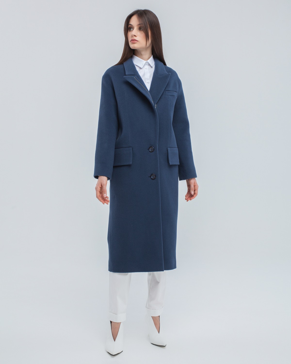 Пальто-кокон силуэта oversize из шерсти с кашемиром. Застегивается на две пуговицы и кнопку. Модель дополнена крупными клапанами на карманах и декоративной молнией. Oversize во всем - это про эту модель. Свободный объемный крой и интересные детали - ее главное преимущество.

На модели размер XS