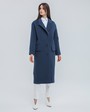 Пальто-кокон силуэта oversize из шерсти с кашемиром. Застегивается на две пуговицы и кнопку. Модель дополнена крупными клапанами на карманах и декоративной молнией. Oversize во всем - это про эту модель. Свободный объемный крой и интересные детали - ее главное преимущество.

На модели размер XS
