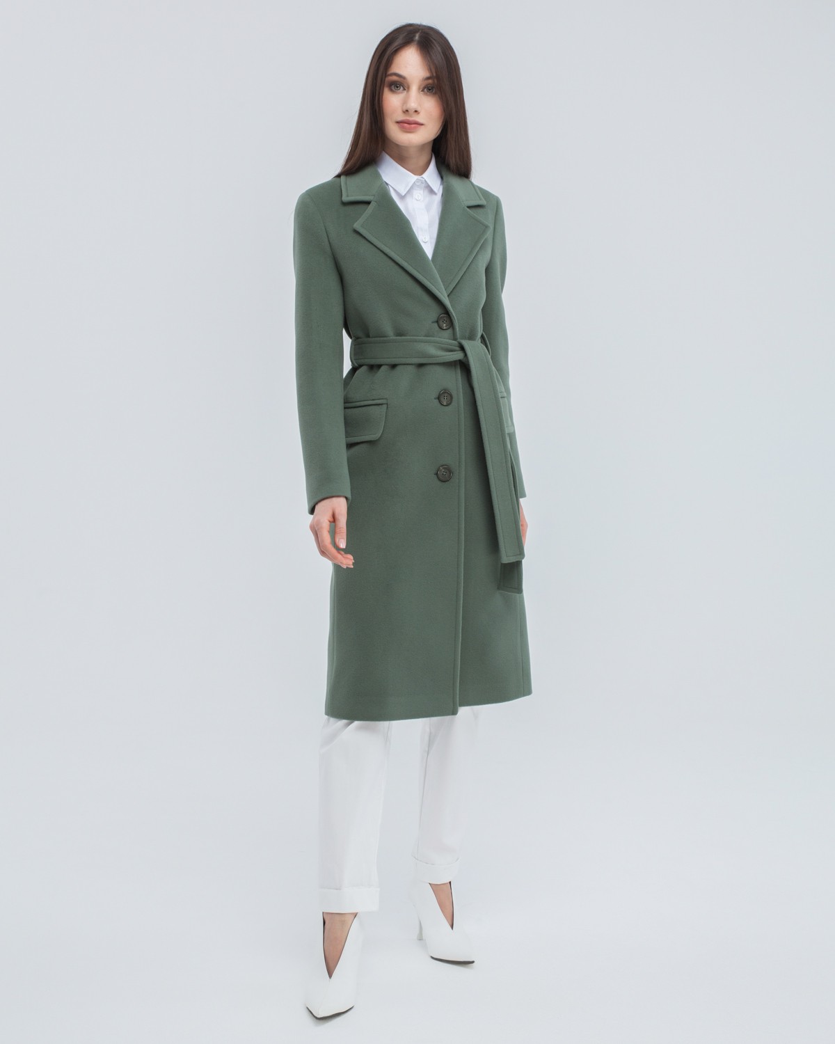 Пальто из плотной шерсти на подкладке. Модель прямого силуэта с английским воротником и классической линией плеча, застегивается на пуговицы, дополнено двумя вместительными карманами с клапаном и поясом в тон изделия. Модель средней длины хорошо смотрится как на миниатюрных, так и на высоких девушках.

На модели размер XS