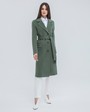 Пальто из плотной шерсти на подкладке. Модель прямого силуэта с английским воротником и классической линией плеча, застегивается на пуговицы, дополнено двумя вместительными карманами с клапаном и поясом в тон изделия. Модель средней длины хорошо смотрится как на миниатюрных, так и на высоких девушках.

На модели размер XS