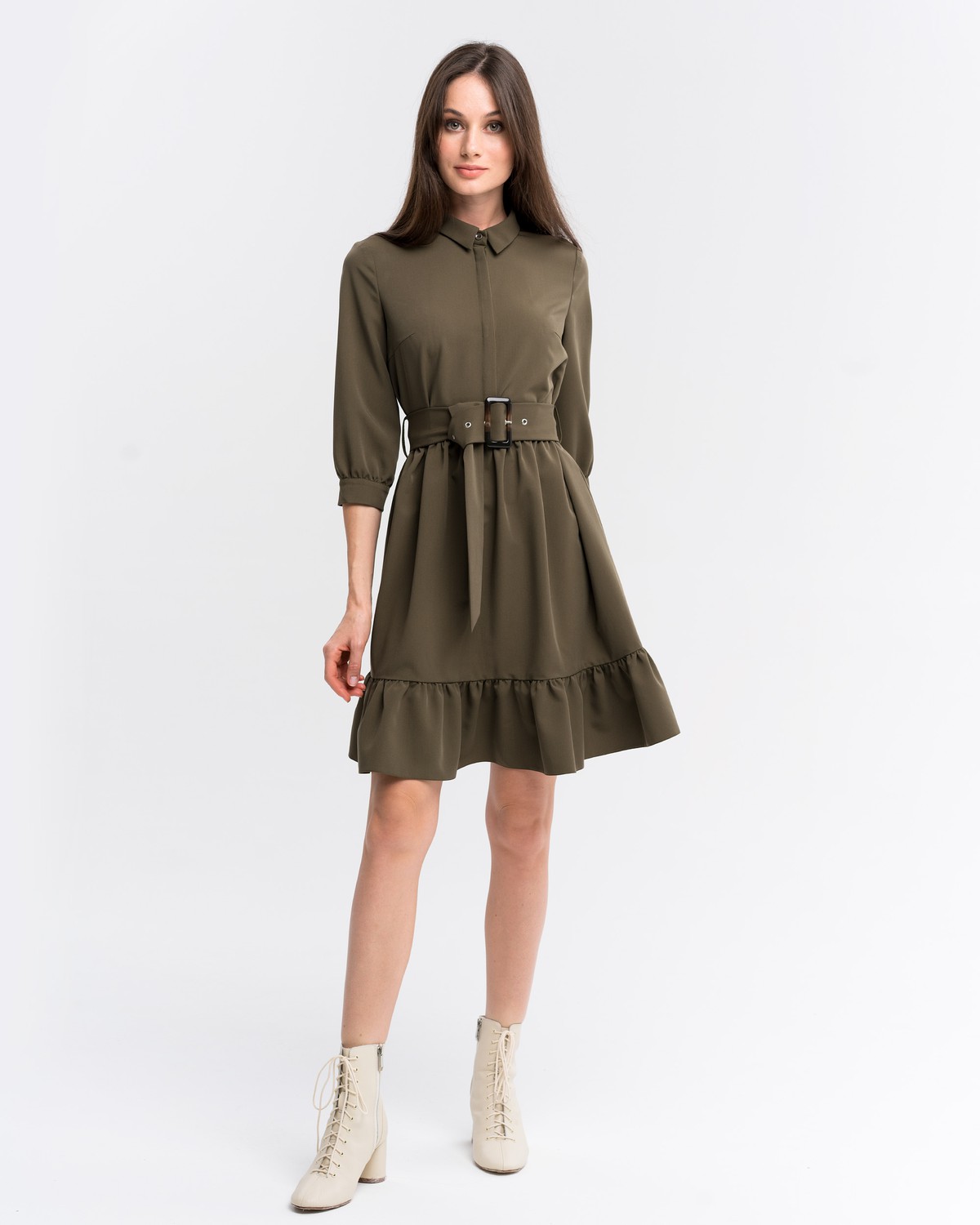 Платье-рубашка длины чуть выше колена и рукавом три четверти. Дополнено воланом на подоле и широким поясом в тон изделия с роговой пряжкой. Женственный силуэт платья позволит создать игривый, осеннийобраз.

На модели размер XS