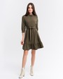 Платье-рубашка длины чуть выше колена и рукавом три четверти. Дополнено воланом на подоле и широким поясом в тон изделия с роговой пряжкой. Женственный силуэт платья позволит создать игривый, осеннийобраз.

На модели размер XS