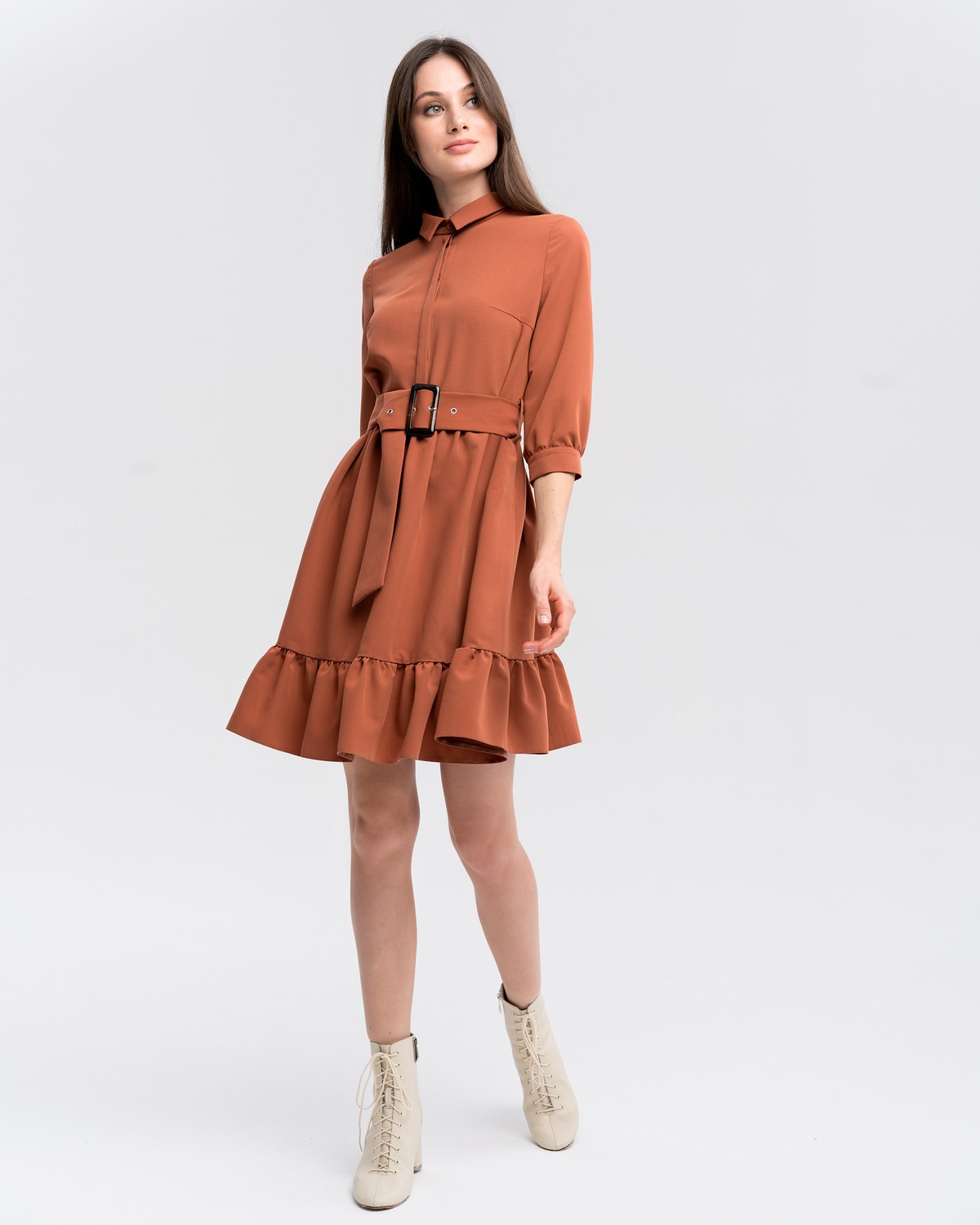 Платье-рубашка длины чуть выше колена и рукавом три четверти. Дополнено воланом на подоле и широким поясом в тон изделия с роговой пряжкой. Женственный силуэт платья позволит создать игривый, осеннийобраз.

На модели размер XS