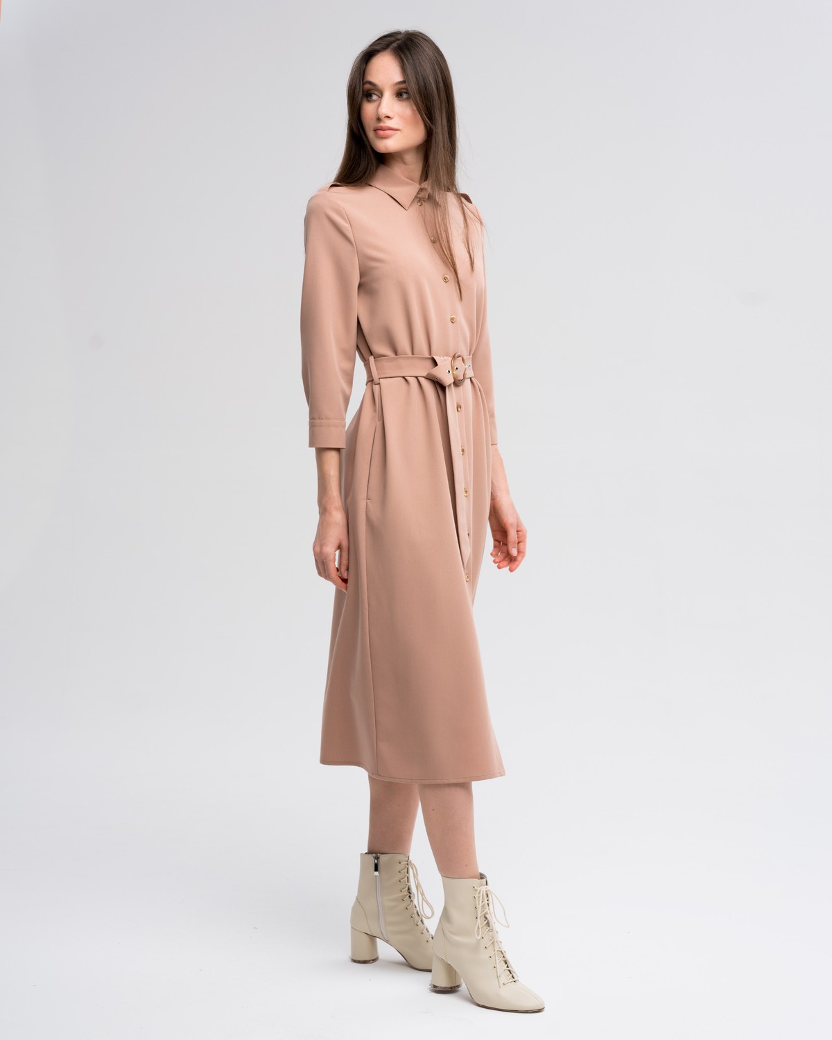 Платье-рубашка длины миди с застежкой на пуговицы и рукавом 3/4. Дополнено поясом в тон изделия спряжкой. Это платье по-настоящему многофункциональное, потому что его можно носить не только как платье, но и как накидку поверх джинс.

На модели размер XS