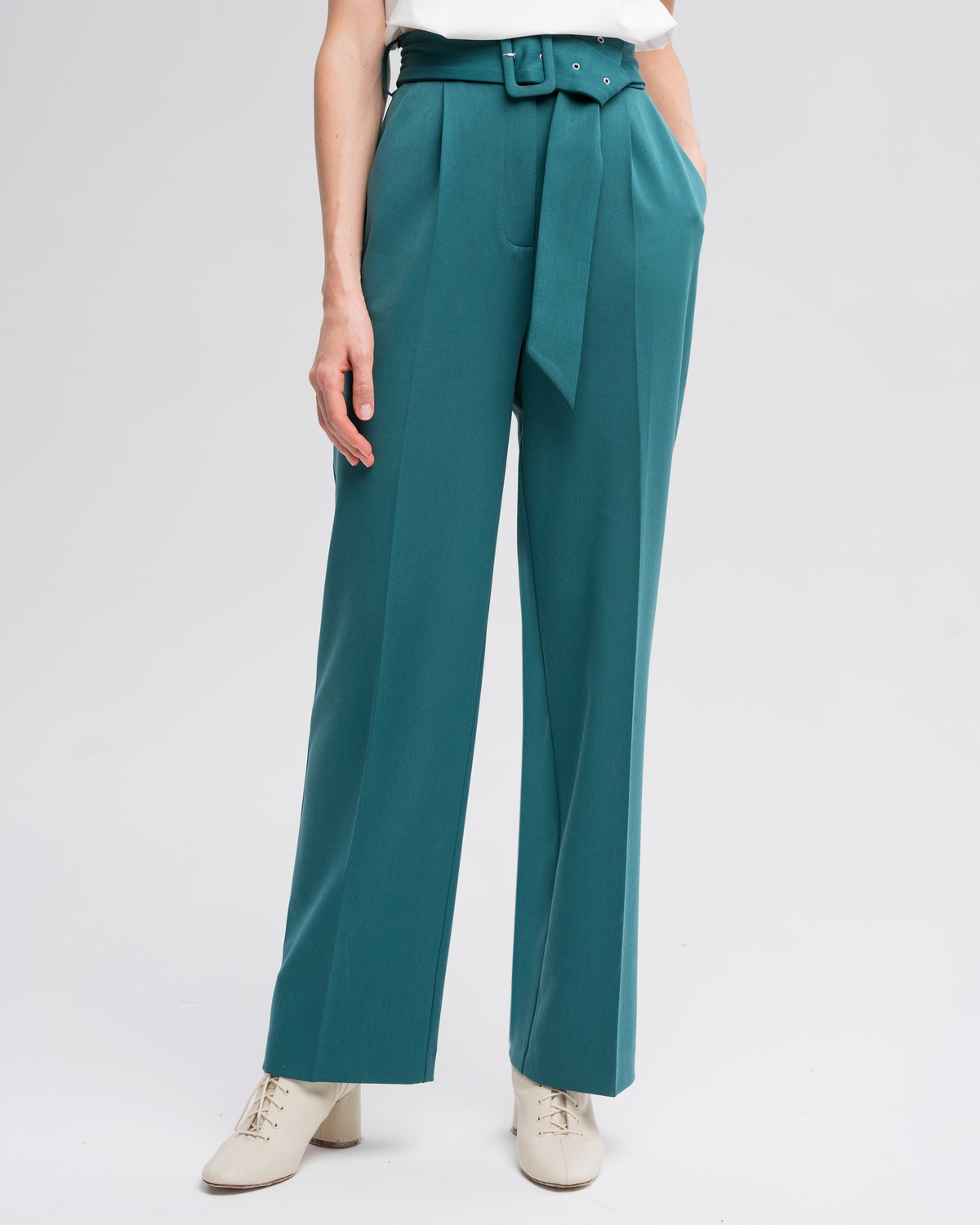 Брюки широкие прямые, цвет: темно-зеленый Allweneed Широкие прямые брюки из плотной вискозы с посадкой на талии. Дополнены длинным поясом в тон изделия с обтяжной пряжкой. Свободный крой и структурированный силуэт позволяет создавать не только деловые, но и расслабленные повседневные образы. Брюки универсальной длины, поэтому легко сочетаются как с плоским ходом, так и с обувью на каблуках.
На модели размер XS