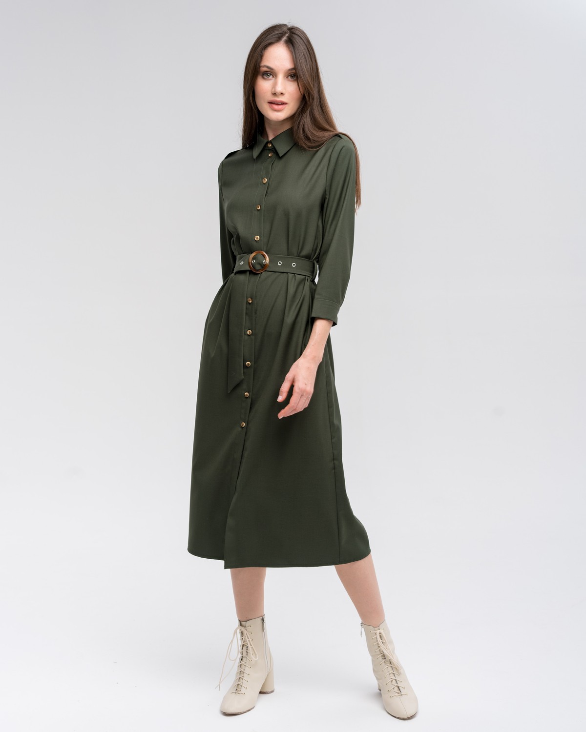 Платье-рубашка длины миди с застежкой на пуговицы и рукавом 3/4. Дополнено поясом в тон изделия спряжкой. Это платье по-настоящему многофункциональное, потому что его можно носить не только как платье, но и как накидку поверх джинс.

На модели размер XS